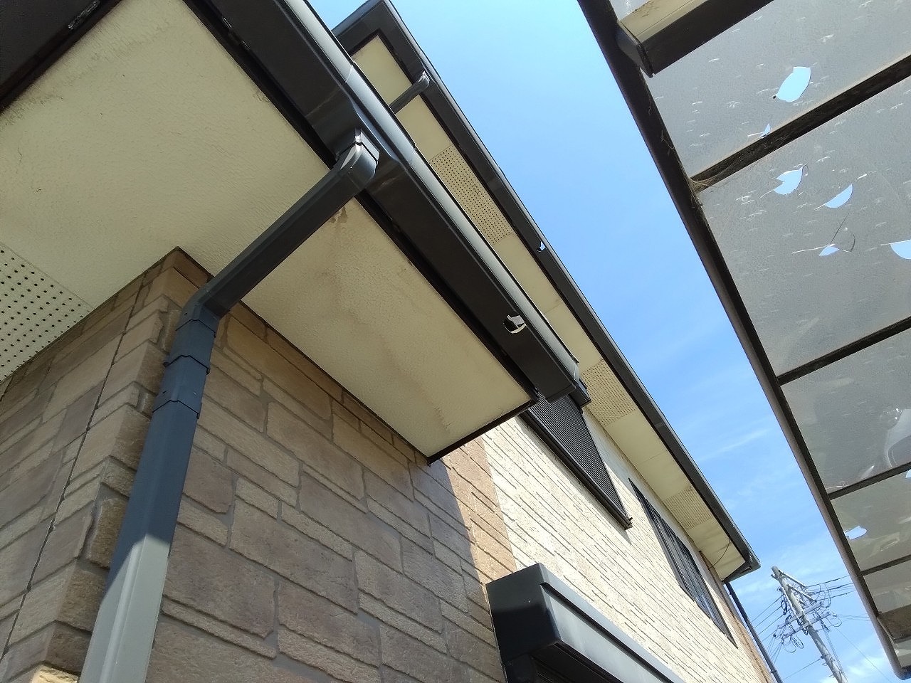 姫路市　下屋根雨樋(角樋)に破損